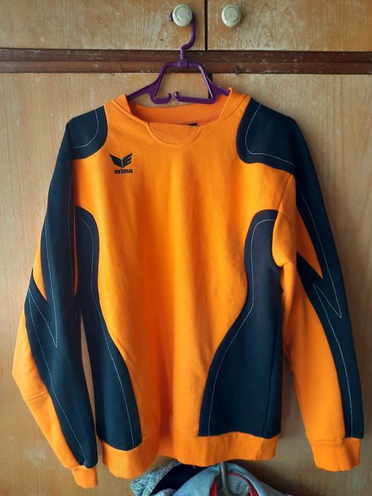 Зелен халат за възрастен, детски бял халат и оранжево-черен суичър