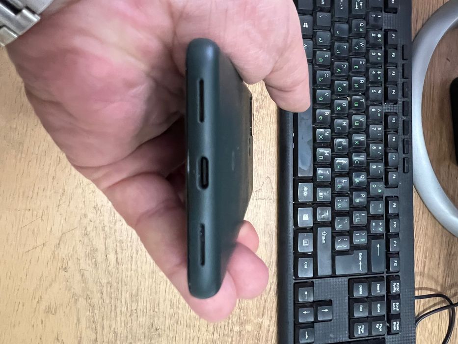 Pixel 5a 5g  със зарядно и кабел