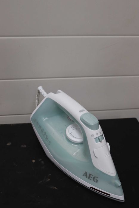 Парна ютия AEG DB 1740LG с индикатор за остатъчна топли 2400W