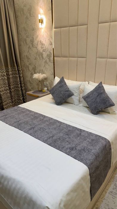 Декоративные раннеры и подушки добовляет красату уют дома и гостницах.