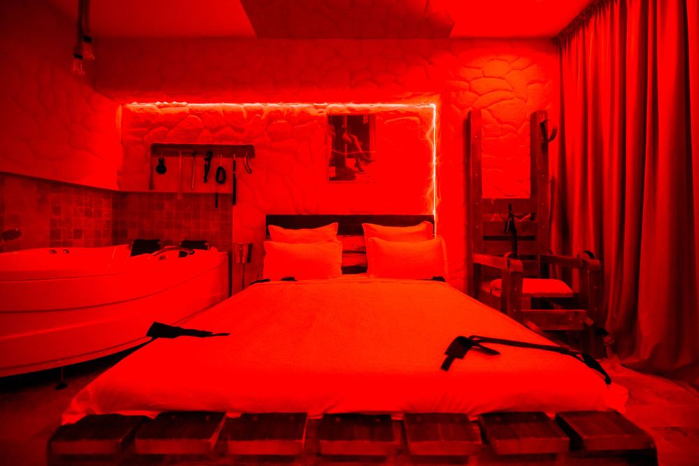 DISCRET-RED ROOM-Regim hotelier-BDSM-Apartament Jacuzzi