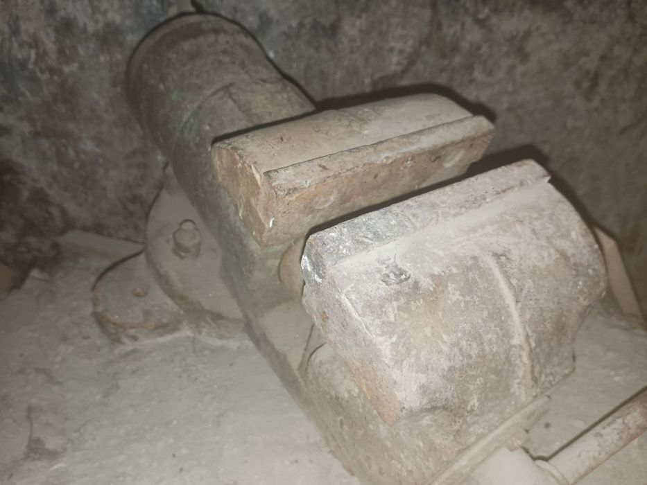 Тиски  Советские большие и маленькие. И дерево обрабатывающий станок