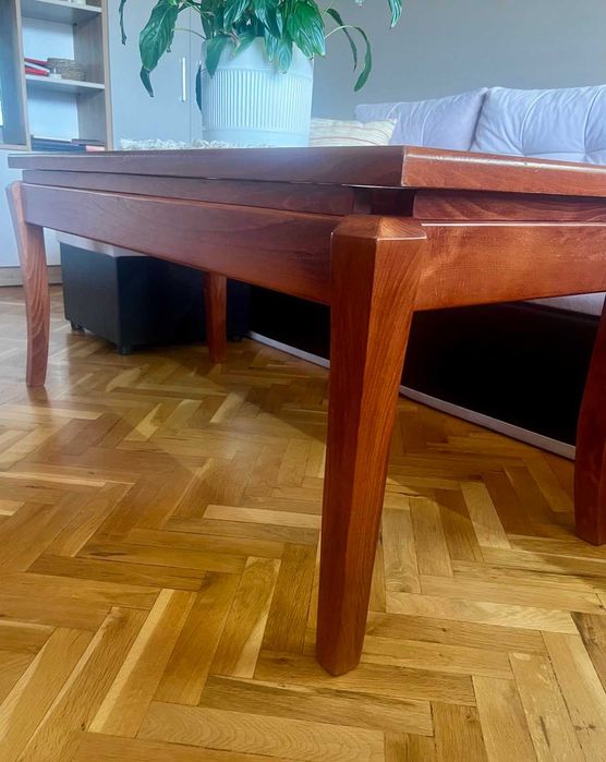 Продавам холна маса от масив