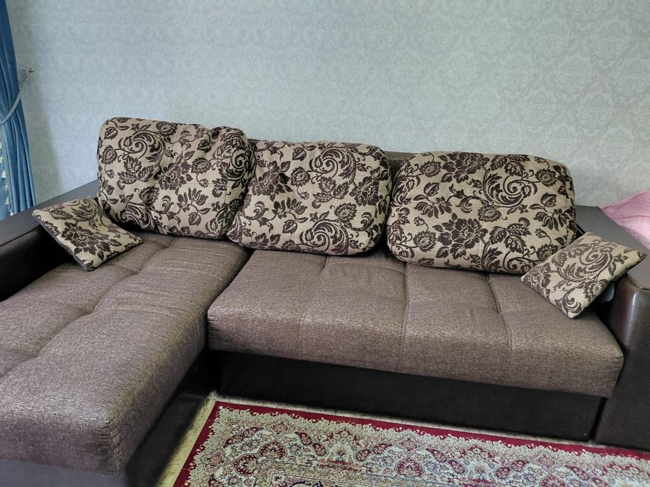 Продам диван с комплектом