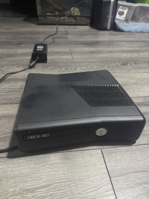 Xbox 360 cu doua controllere si adaptor original