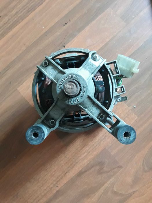 Vând motor cu 800 de turații pe minut