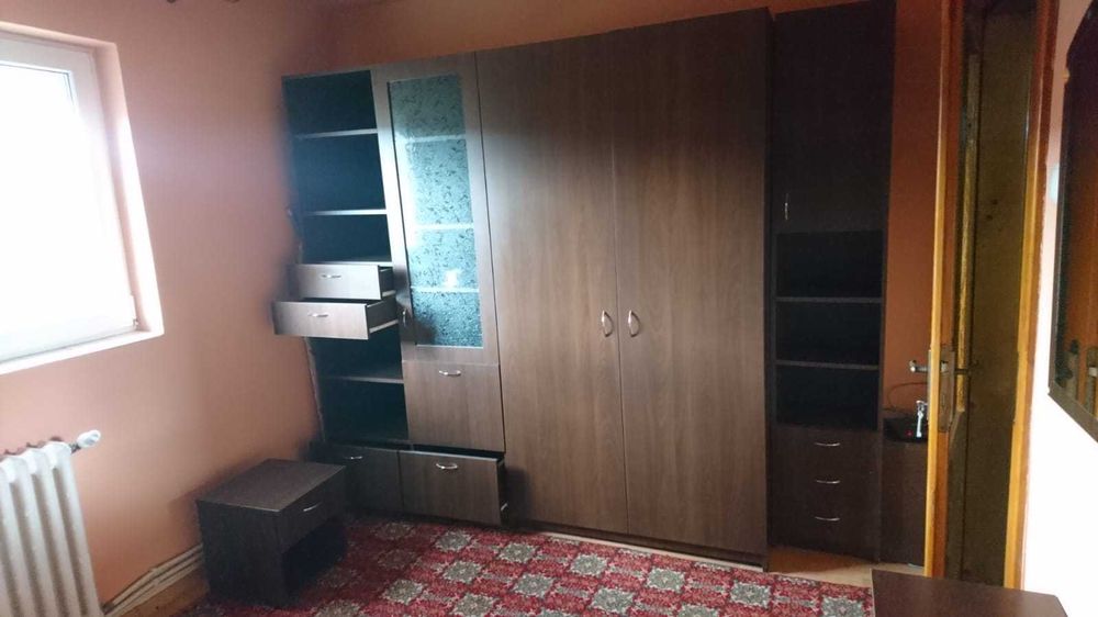 Inchiriez apartament cu 2 camere,zona Cetate langa piața agroalimentară