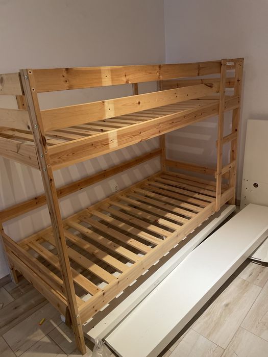 Vand pat supraetajat din lemn Ikea. Cu saltele. In stare perfecta. Ca