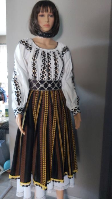 Costume tradiționale noi,cusute manual