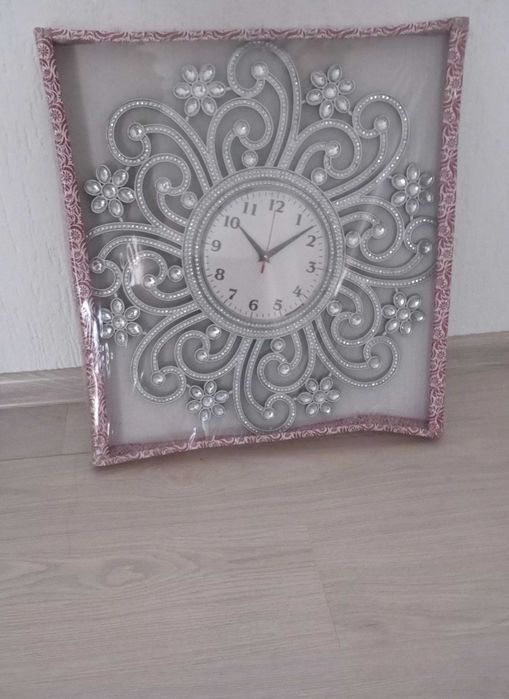 Красив стенен часовник