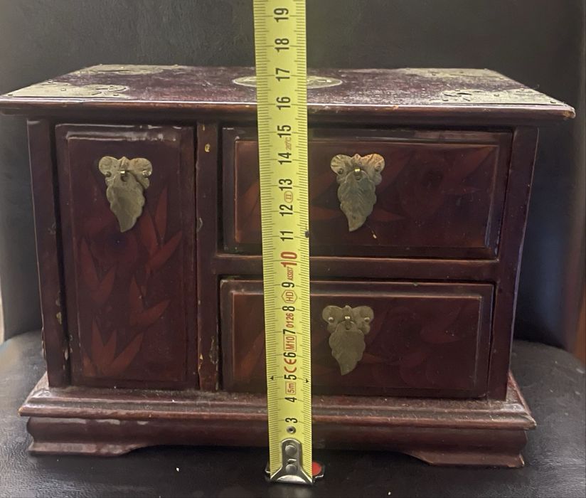 Casetă de bijuterii