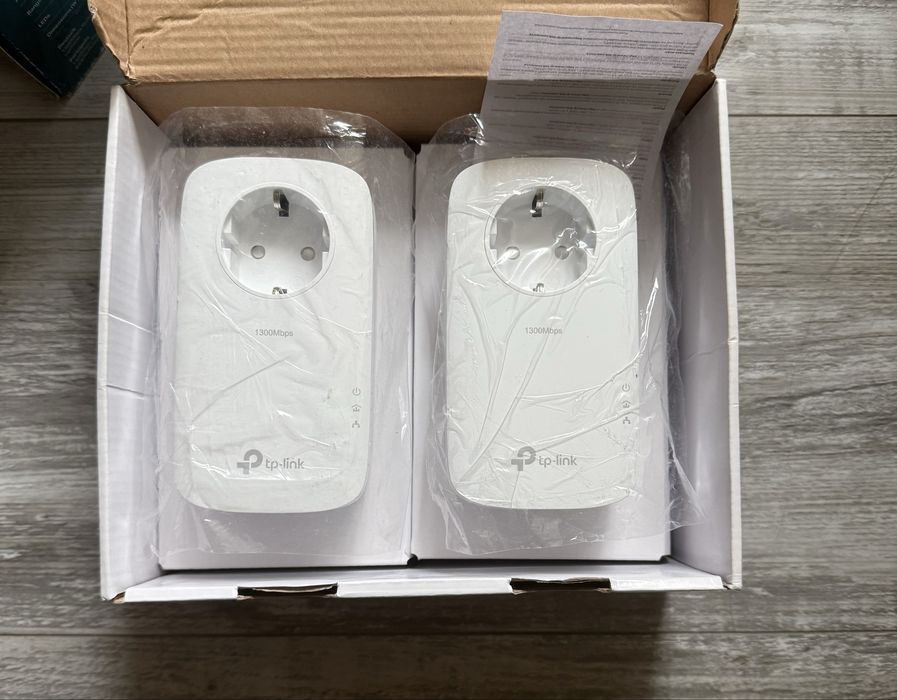 TP-Link AV1300 Gigabit Passthrough Powerline Starter Kit TL-PA8010P KIT