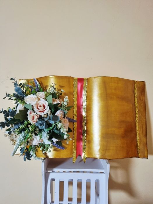 Carte aurie ,cu buchet elegant .