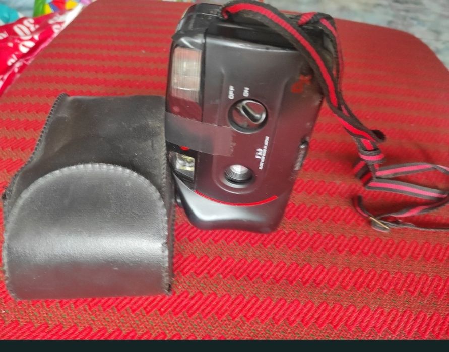 Aparat fotografiat clasic cu film, stare perfectă de funcționare.