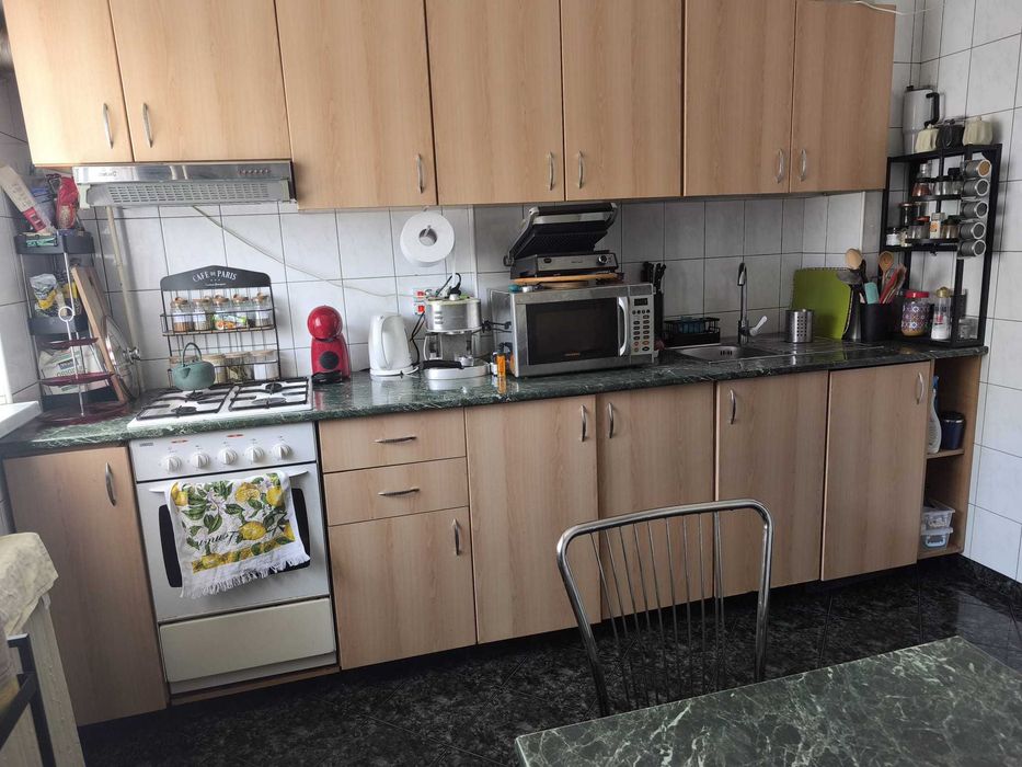 Vand apartament 4 camere , decomandat, mobilat si utilat, la autogara Militari et. 8/10
