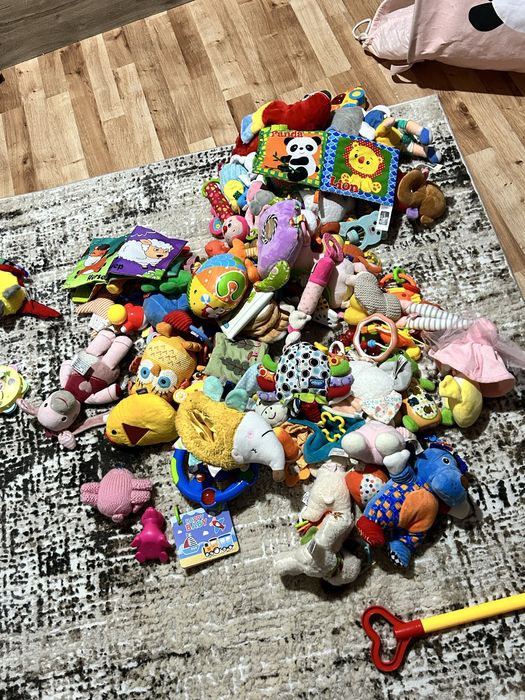 Лот от играчки запазени.