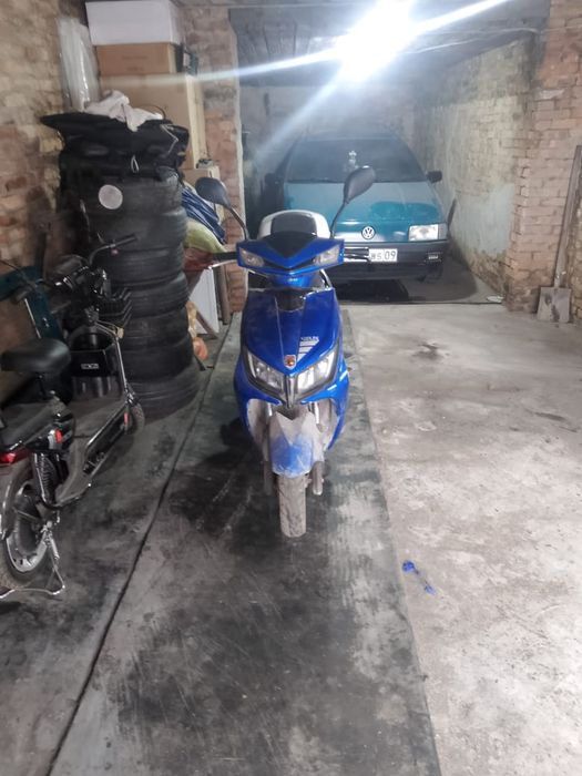 Продаю скутар не новый но быушный