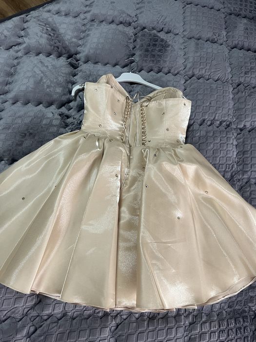 Елегантна бежова рокля с камъчета