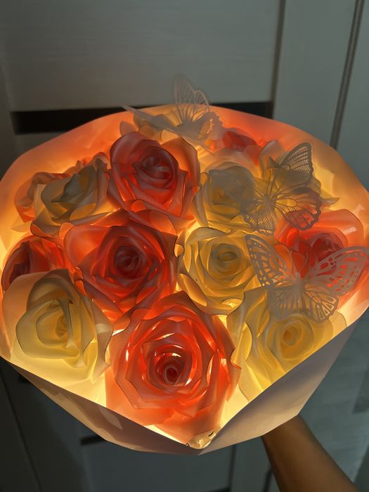 Букет из атласных роз светящиеся
