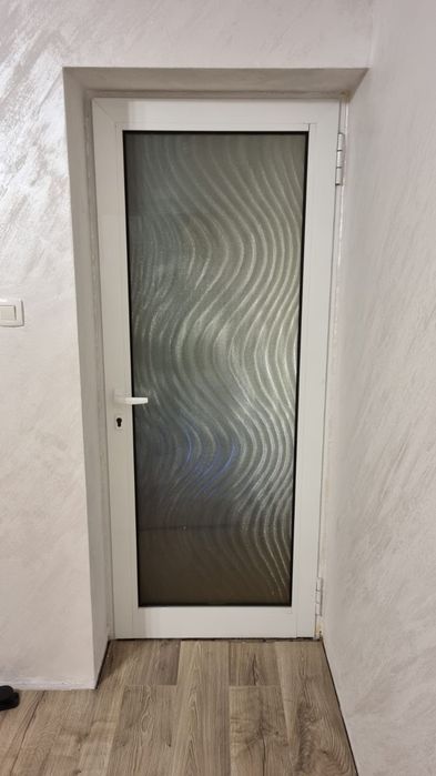 De vânzare uși de aluminiu cu geam termopan  1 buc