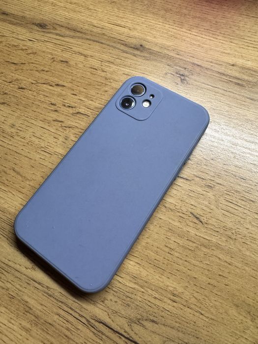 айфон 12 в отличном состоянии работает