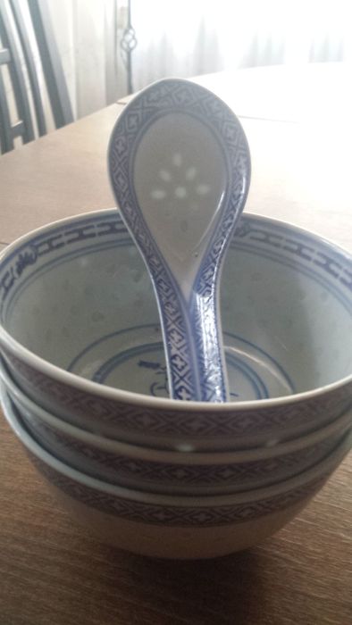 Традиционни Китайски купи за ориз с порцеланови лъжици