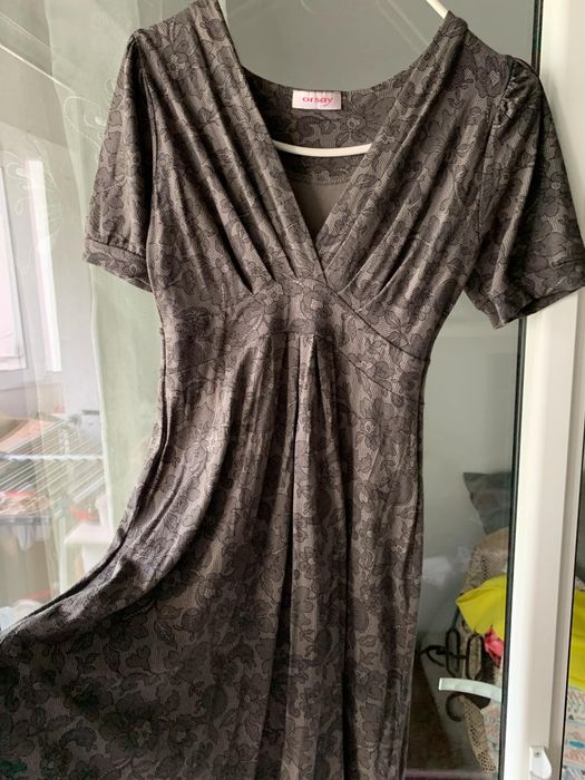 Vând rochie de zi sau ocazie .