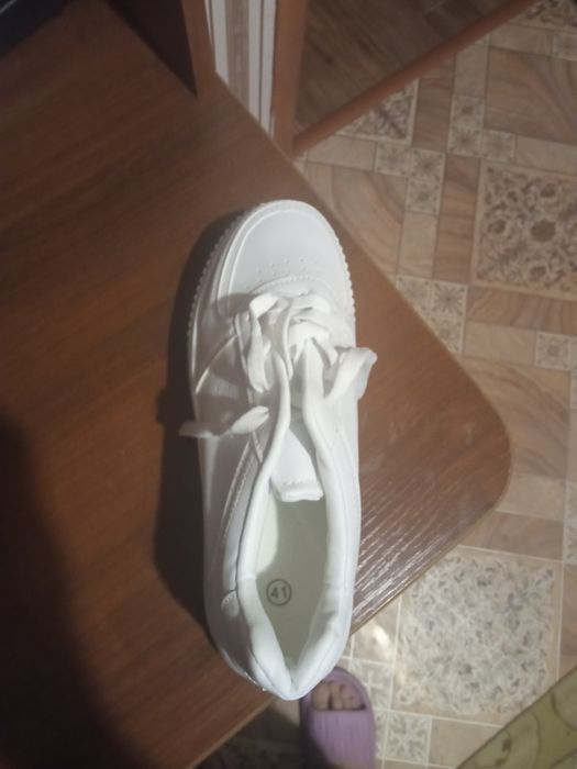 Продам кроссовки женские