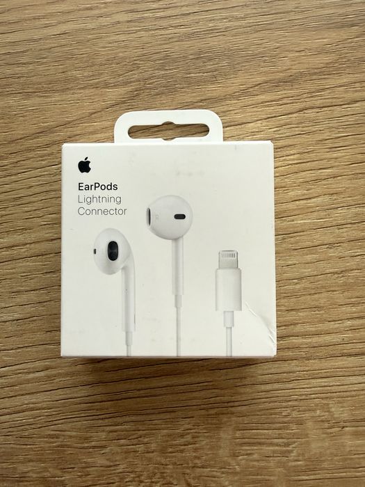 Оригинални Apple слушалки с lightning кабел.