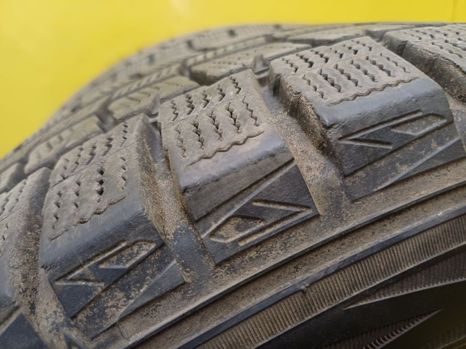 Шины 215 60 R16 DUNLOP пара