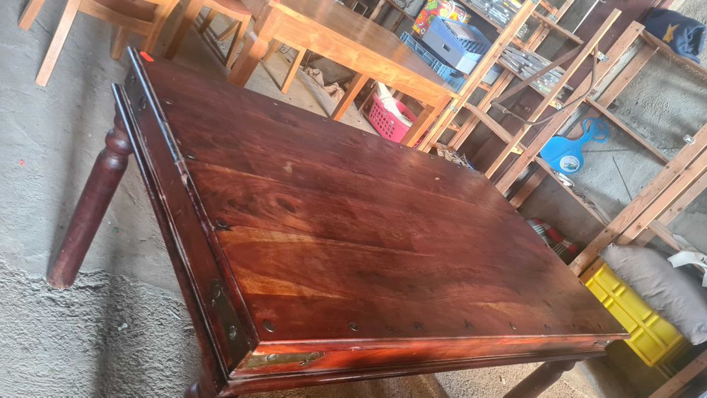 масивна маса с обкови от ковано желязо