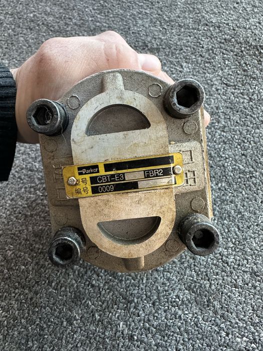 gidravlik nasos sotiladi