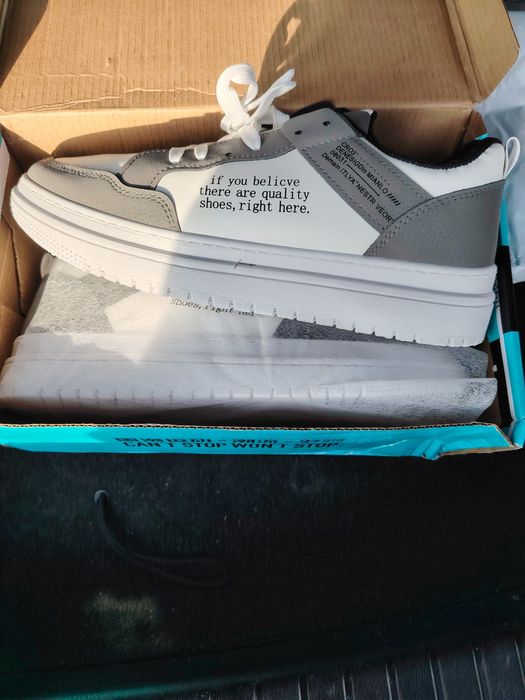 Se vând adidași noi