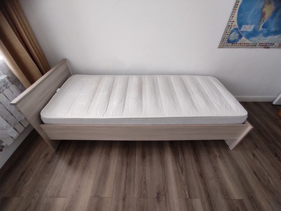 Срочно продам с матрацем  односпальную кровать