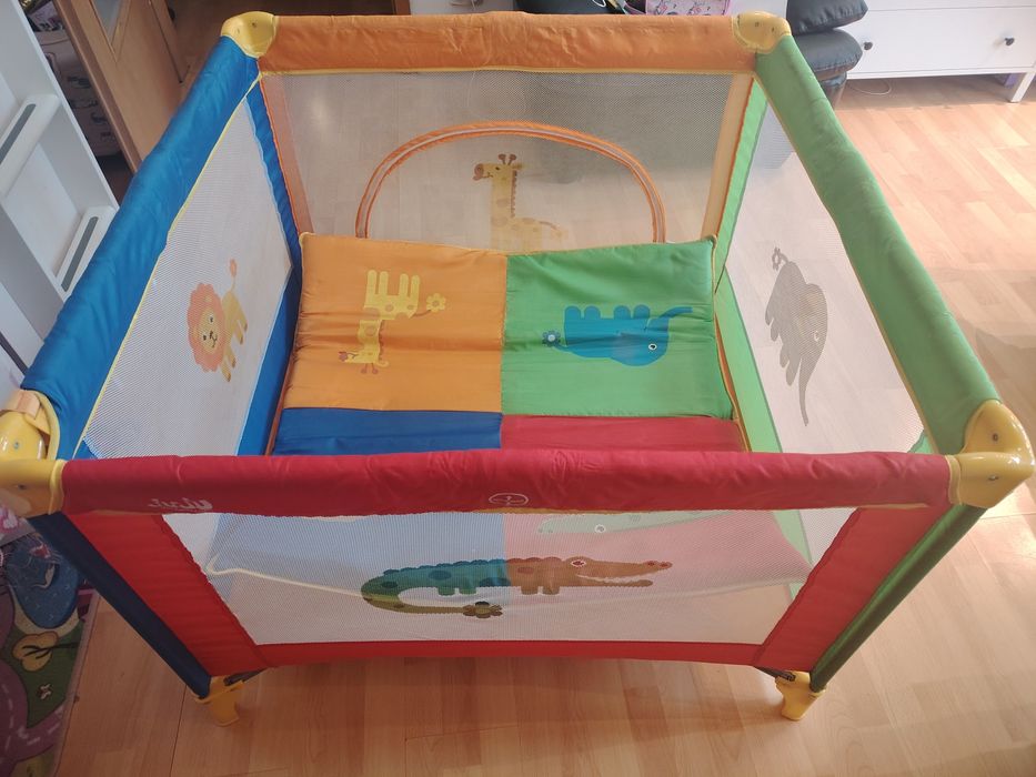 Vând un țarc de joacă