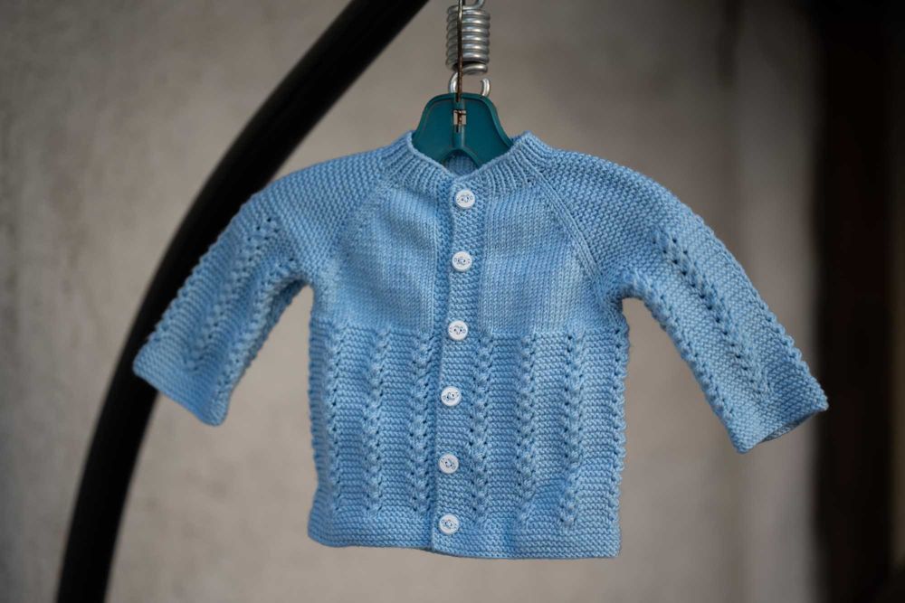 Ръчно плетени детски дрехи.