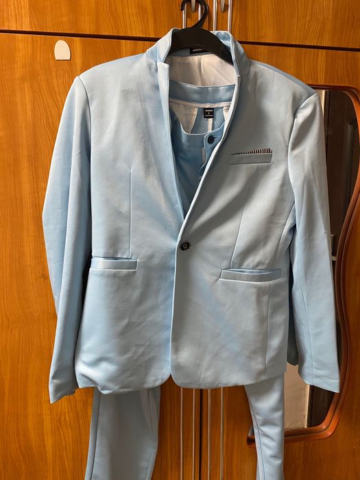 Vând costum bărbații nou