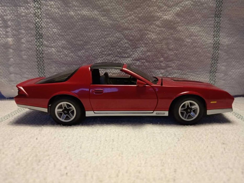 Коллекционная модель Chevrolet Camaro 1982 в масштабе  1:18