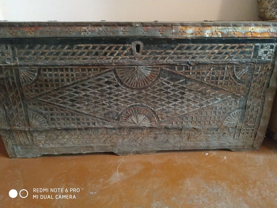 2 старых сундука