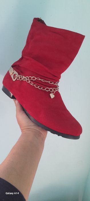 Sapok sotiladi. Xitoy fabrichni. Faqat 1 marta kiyilgan. Yangide