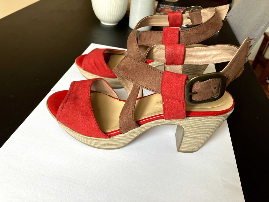 Червени сандали на ток