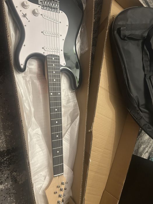 Електрическа китара с усилвател и калъф комплект