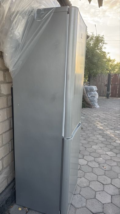 Холодильник Indesit