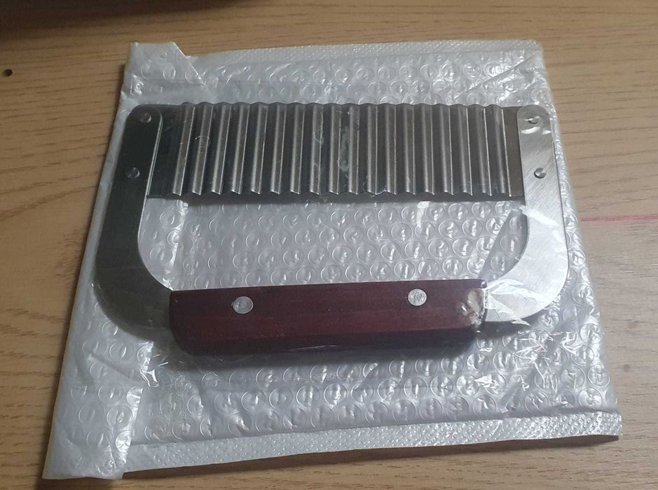 Cuțit cu lama ondulată inox