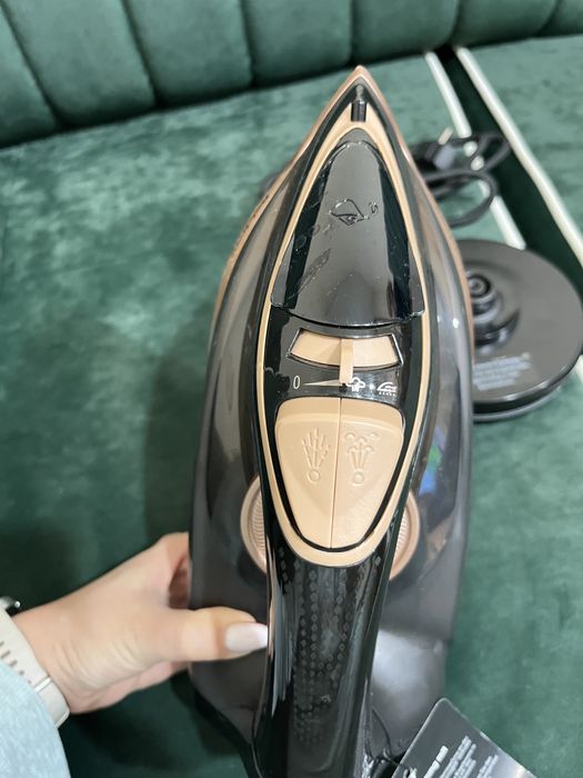 Безжична ютия/ немско качество/ зарядна станция/ нова