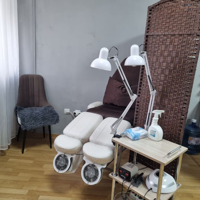 Сдам в аренду маникюрный стол