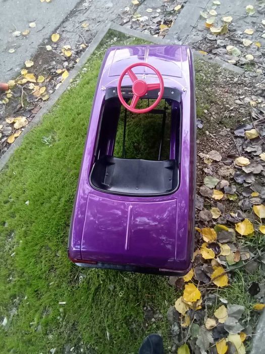 Продавам метална детска ретро кола с педали МОСКВИЧ количка