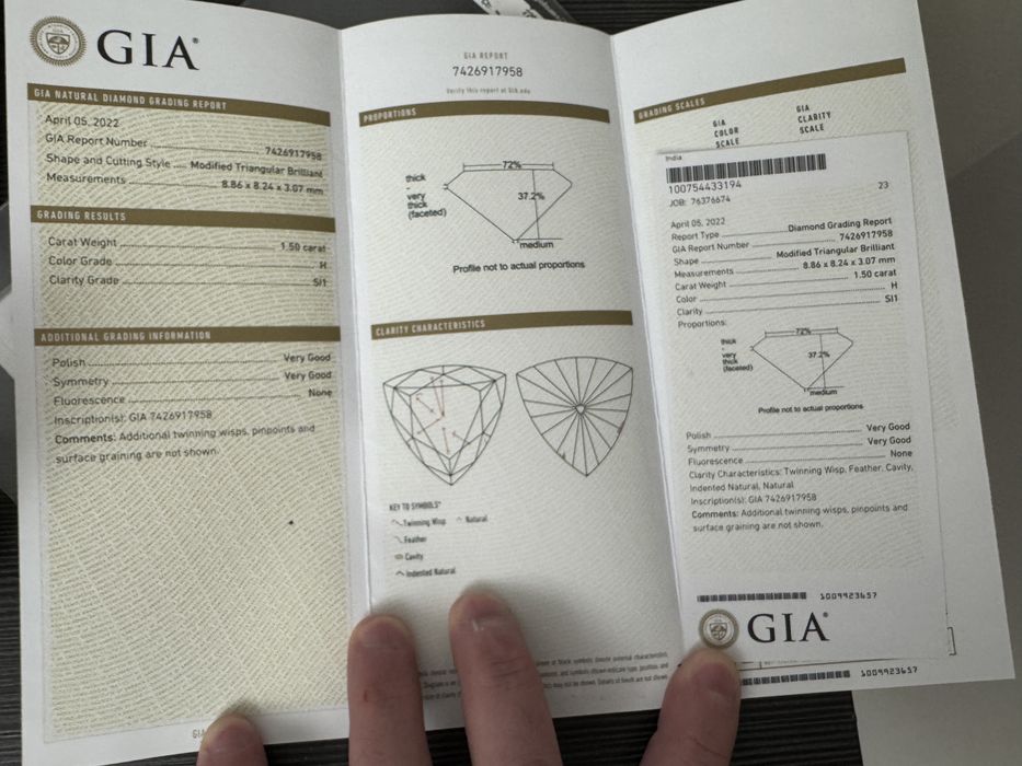 Кольцо с бриллиантом