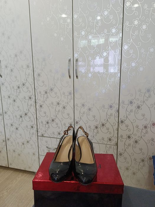 Продам новые чёрные босоножки -8500