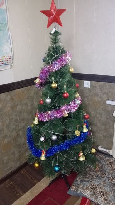 Продаётся готовый ёлка с игрушками и гирляндами